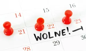 Kalendarz z zaznaczonymi dniami wolnymi. Czy to siła wyższa, ile dni wolnego? Czerwone pinezki oznaczają daty.