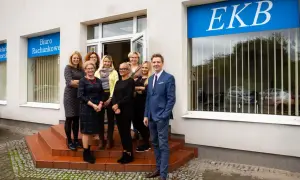 Zespół biura rachunkowego EKB przed budynkiem.