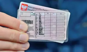 Polskie prawo jazdy z kategoriami pojazdów. W przypadku naruszenia przepisów, może grozić zakaz prowadzenia pojazdów.