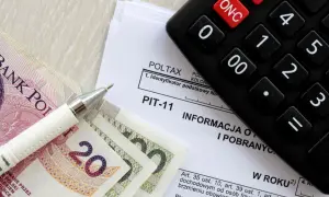 Druk PIT-11, kalkulator i polskie banknoty. Przygotowanie do wspólnego rozliczenia małżonków.