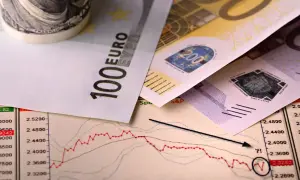 Euro banknoty i wykres giełdowy. Rozliczenie dochodów z zagranicy przykład.