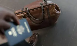 Gotowy na delegację zagraniczną. Skórzana torba i paszport czekają.