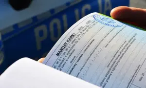 Mandat karny z pieczęcią policji. Dokument zawiera informacje o wykroczeniu i terminie płatności, co może pomóc w ustaleniu, po jakim czasie kasują się punkty karne.