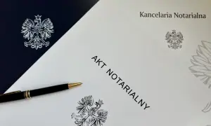 Akt notarialny i długopis czekają na podpis. Umowa przyrzeczona zostanie sfinalizowana w kancelarii notarialnej.