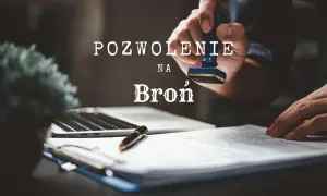 Dłoń z pieczątką nad dokumentem, na którym widnieje napis "Pozwolenie na broń". Obok laptop i długopis.