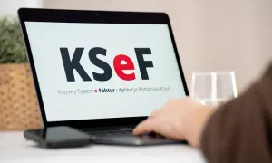 Laptop z logo KSeF, Krajowy System e-Faktur. Ułatwia wystawianie faktura rr.