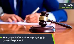 Młotek sędziowski i ręka pisząca dokument. Skarga pauliańska – kiedy przysługuje i jak może pomóc?