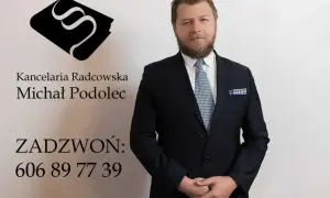 Portret mężczyzny w garniturze, z logo kancelarii i numerem telefonu.