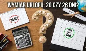 Kalkulator, kalendarze z zaznaczonymi 20 i 26 dniami urlopu, dyplom i piasek z muszlami. Ile dni urlopu przysługuje?