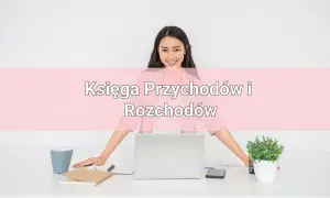 Uśmiechnięta kobieta przy biurku z laptopem i notatkami. Tekst "Księga Przychodów i Rozchodów" na różowym tle.