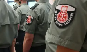 Na rękawach mundurów widnieje godło i napis "Służba Celno-Skarbowa".