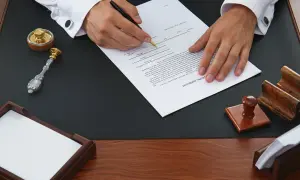 Koszty notariusza przy sprzedaży: Kto płaci i jak negocjować?
