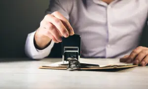Od wyroku do komornika: Ile to trwa? Kluczowe etapy i Twoje prawa.