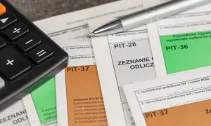 Kalkulator i długopis na dokumentach PIT-37, PIT-28, PIT-36. Zastanawiasz się, ile zwrotu z ulgi rehabilitacyjnej 2280? Czas na rozliczenie!