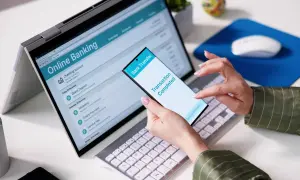 Akt notarialny online: Jak sprawdzić skutki prawne i autentyczność?