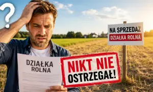 Zdezorientowany mężczyzna trzyma dokument "Działka rolna" obok znaku "NA SPRZEDAŻ DZIAŁKA ROLNA".