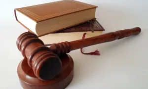 Młotek sędziowski i księgi prawne symbolizują sprawiedliwość i prawo. Mogą też oznaczać przedsądowe wezwanie do zapłaty.