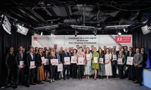 Grupa nagrodzonych osób z dyplomami na uroczystości wręczenia nagród XX Rankingu Firm i Doradców Podatkowych.