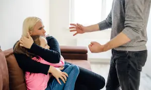 Matka tuli córkę, gdy mężczyzna groźnie gestykuluje. Sytuacja wygląda na napiętą, być może to 190 kk.