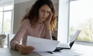 Odrzucenie spadku: Czy sąd powiadamia? Uniknij pułapek i długów!