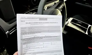Formularz PCC-3, deklaracja podatku od czynności cywilnoprawnych, leży na kierownicy samochodu.