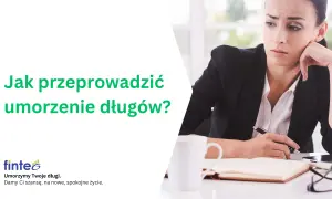 Zmartwiona kobieta przy biurku zastanawia się nad umorzeniem długów. Napis "Jak przeprowadzić umorzenie długów?" i logo "finte".