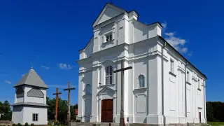 Biały kościół z dzwonnicą i krzyżami. Dziękujemy za darowiznę na cele kultu religijnego.