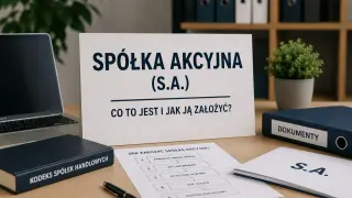 Na biurku leży tablica z napisem "Spółka akcyjna (S.A.) Co to jest i jak ją założyć?". Obok kodeks spółek handlowych, dokumenty i schemat zakładania spółki.