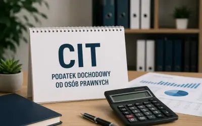 Biurko z kalendarzem "CIT PODATEK DOCHODOWY OD OSÓB PRAWNYCH", kalkulatorem i dokumentami. Dowiedz się, jak obliczyć podatek dochodowy.