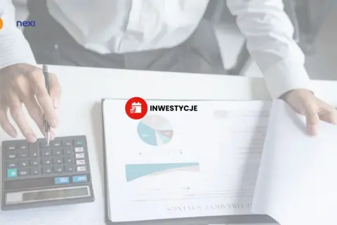 Ręce nad kalkulatorem i dokumentami z wykresem. Rozważasz leasing zwrotny dla swojej firmy? Inwestycje i finanse w zasięgu ręki.