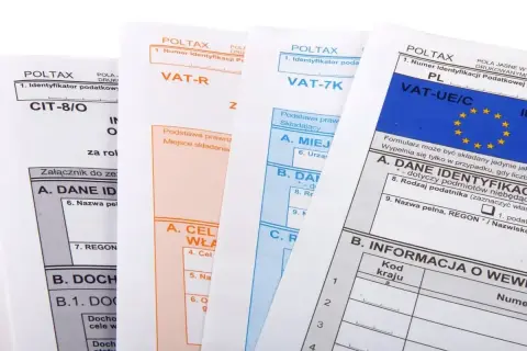 Różne formularze podatkowe, w tym VAT-R, VAT-7K, VAT-UE/C i CIT-8/O, z widocznym polem na numer identyfikacji podatkowej.