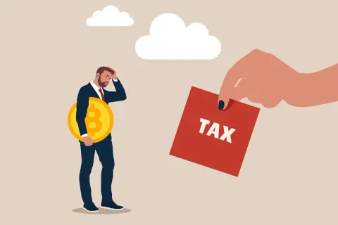 Zmartwiony mężczyzna z monetą Bitcoin w ręku, któremu wręczono kartkę z napisem TAX. Ile podatku od kryptowalut?
