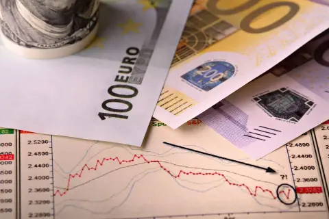 Euro banknoty i wykres giełdowy. Rozliczenie dochodów z zagranicy przykład.