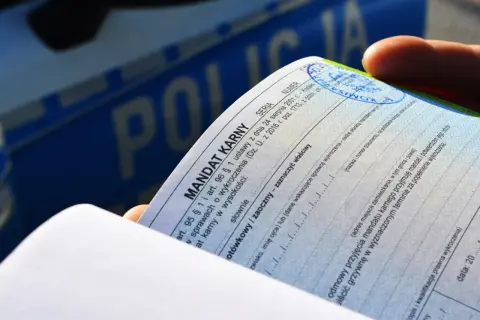 Mandat karny z pieczęcią policji. Dokument zawiera informacje o wykroczeniu i terminie płatności, co może pomóc w ustaleniu, po jakim czasie kasują się punkty karne.