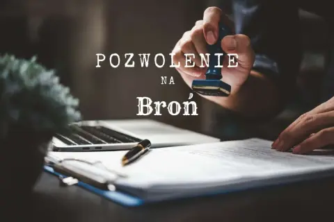 Dłoń z pieczątką nad dokumentem, na którym widnieje napis "Pozwolenie na broń". Obok laptop i długopis.