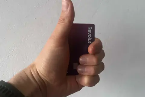 Kciuk w górę z kartą Revolut. Czy komornik może zająć konto Revolut? To pytanie nurtuje wielu.
