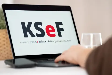 Laptop z logo KSeF, Krajowy System e-Faktur. Ułatwia wystawianie faktura rr.