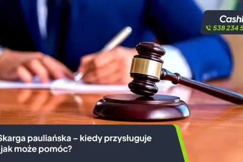 Młotek sędziowski i ręka pisząca dokument. Skarga pauliańska – kiedy przysługuje i jak może pomóc?