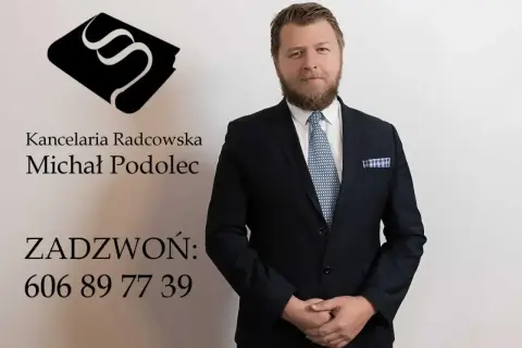 Portret mężczyzny w garniturze, z logo kancelarii i numerem telefonu.
