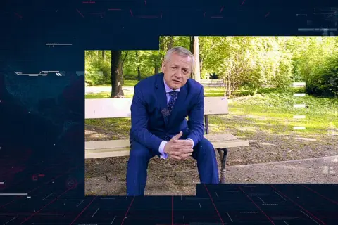 Mężczyzna w garniturze siedzi na ławce w parku. W tle widać cyfrowe dane i napis RODO.