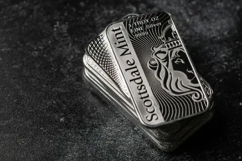 Stos sztabek srebra Scottsdale Mint z lwem. Zainteresowany inwestycją? Sprawdź, krs co to.