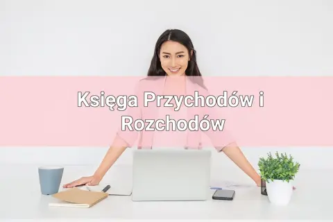 Uśmiechnięta kobieta przy biurku z laptopem i notatkami. Tekst "Księga Przychodów i Rozchodów" na różowym tle.