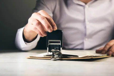 Od wyroku do komornika: Ile to trwa? Kluczowe etapy i Twoje prawa.
