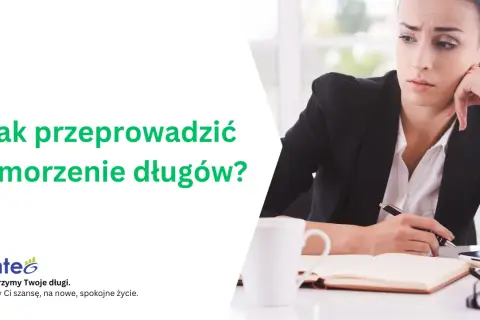 Zmartwiona kobieta przy biurku zastanawia się nad umorzeniem długów. Napis "Jak przeprowadzić umorzenie długów?" i logo "finte".