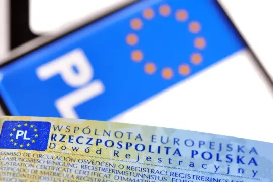 Dowód rejestracyjny i tablica z napisem "PL" - kluczowe dokumenty, gdy chcesz wiedzieć, jak zarejestrować samochód.