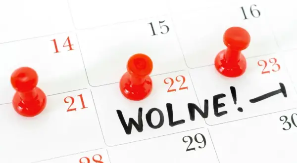 Kalendarz z zaznaczonymi dniami wolnymi. Czy to siła wyższa, ile dni wolnego? Czerwone pinezki oznaczają daty.