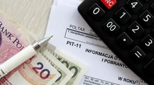 Druk PIT-11, kalkulator i polskie banknoty. Przygotowanie do wspólnego rozliczenia małżonków.