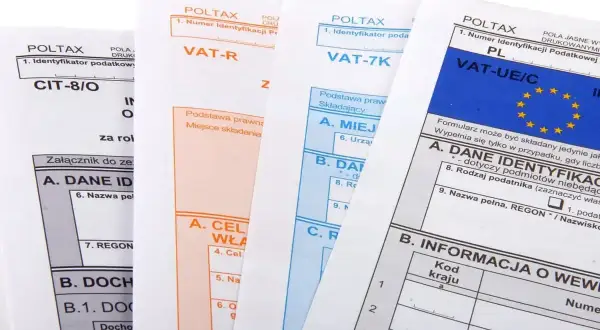 Różne formularze podatkowe, w tym VAT-R, VAT-7K, VAT-UE/C i CIT-8/O, z widocznym polem na numer identyfikacji podatkowej.