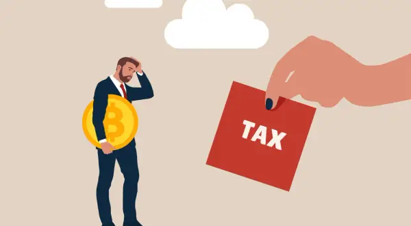 Zmartwiony mężczyzna z monetą Bitcoin w ręku, któremu wręczono kartkę z napisem TAX. Ile podatku od kryptowalut?