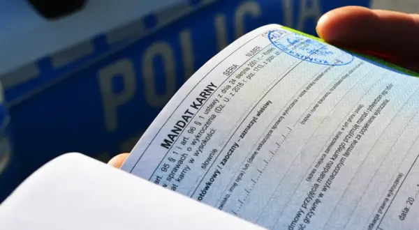 Mandat karny z pieczęcią policji. Dokument zawiera informacje o wykroczeniu i terminie płatności, co może pomóc w ustaleniu, po jakim czasie kasują się punkty karne.